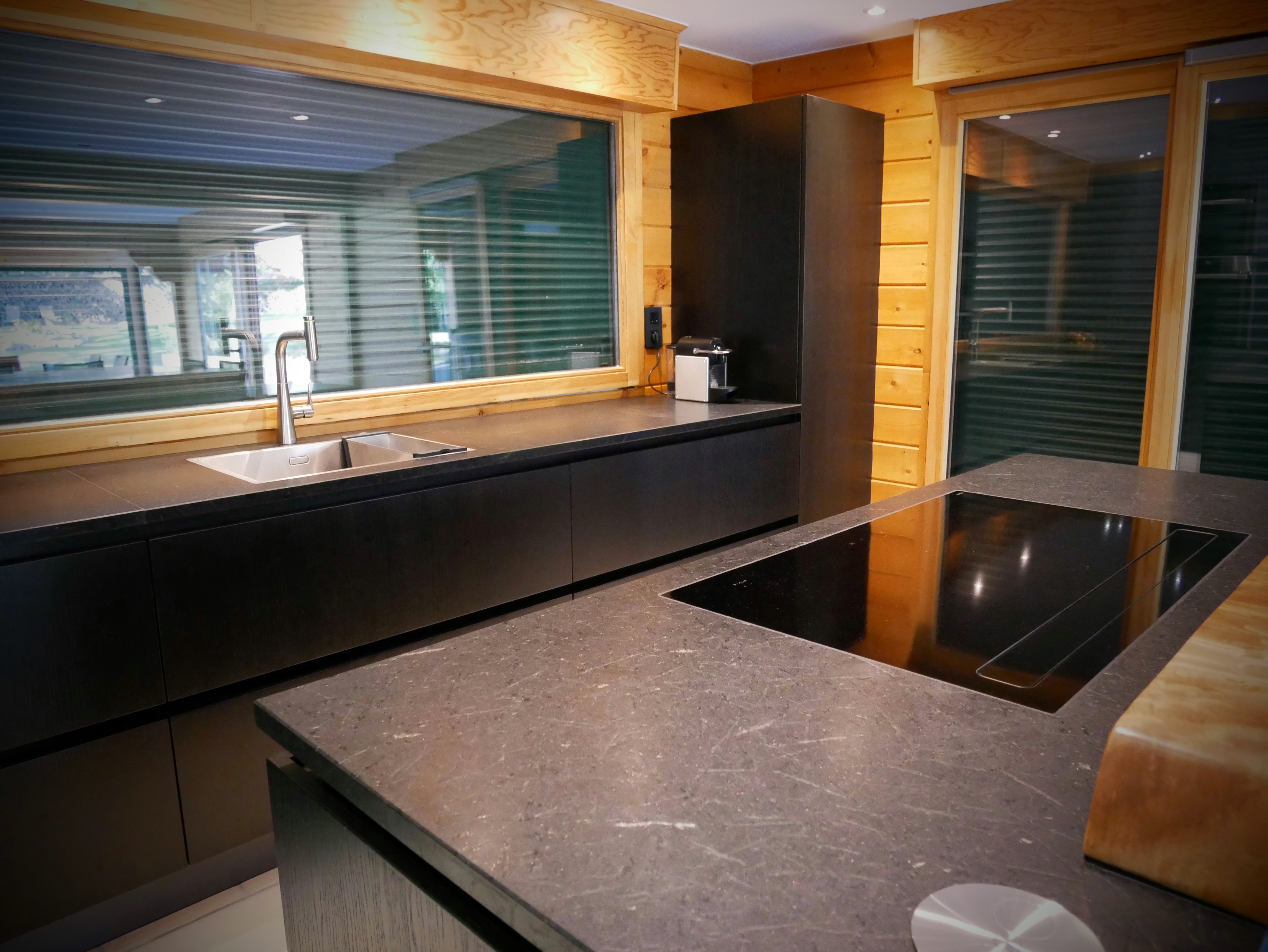 Cuisine moderne rénovée par Avenir Cuisine dans un chalet