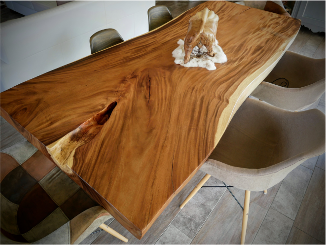 Table en bois massif avec ses chaises