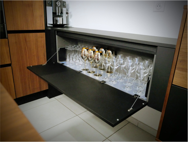 Meuble contenant des verres réalisé par Avenir Cuisine