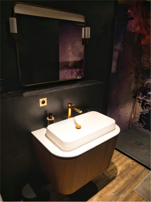 Evier et miroir atypiques d'une salle de bain réalisée par Avenir Cuisine
